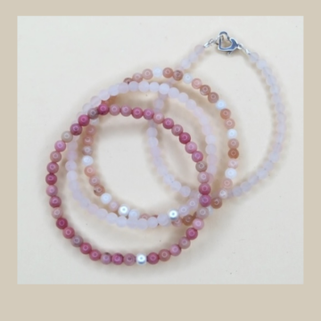Armbänder in Rosatönen, teils facettiert