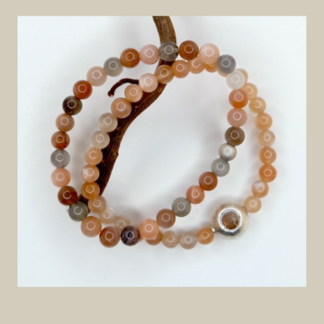 Armbänder in Brauntönen